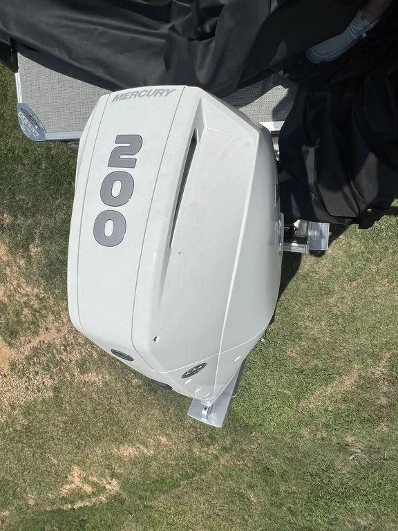 Slide: The Image of 2022 Crest Classic DLX 240 SLSC with Mercury 200 outboard motor. - 12