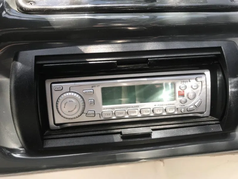 Slide: The Image of 2007 Yamaha Boats AR230 HO stereo system with control panel and display. - 7