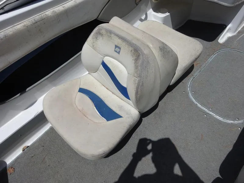 Slide: The Image of Worn seats on a 2000 Four Winns 180 Horizon boat. - 10