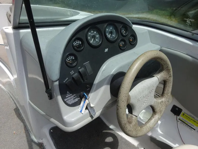 Slide: The Image of 2000 Four Winns 180 Horizon boat dashboard and steering wheel. - 13