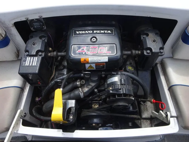 Slide: The Image of Volvo Penta 4.3GL engine in a 2000 Four Winns 180 Horizon boat. - 18