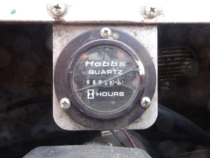Slide: The Image of Hour meter on a 2000 Four Winns 180 Horizon boat. - 20