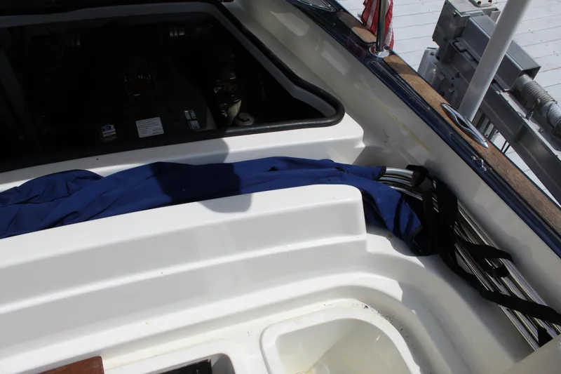 Slide: The Image of Interior of a 2010 Chris-Craft Corsair 28 boat. - 21