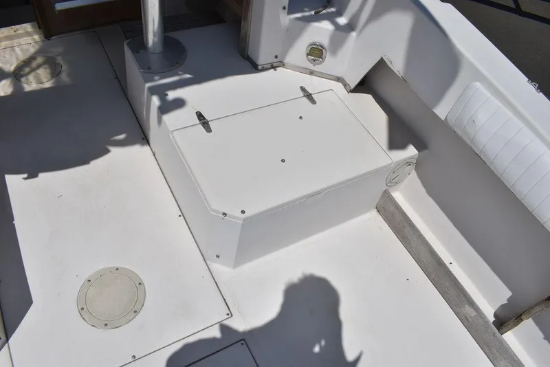 Slide: The Image of 1987 Grady-White Offshore 24 boat deck with storage compartment and seating. - 39