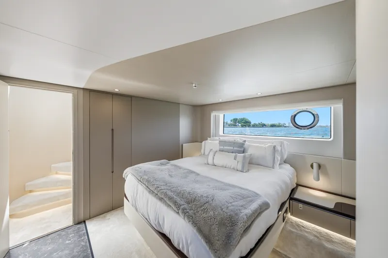 Slide: The Image of Azimut 68 FLY 2025 - 61