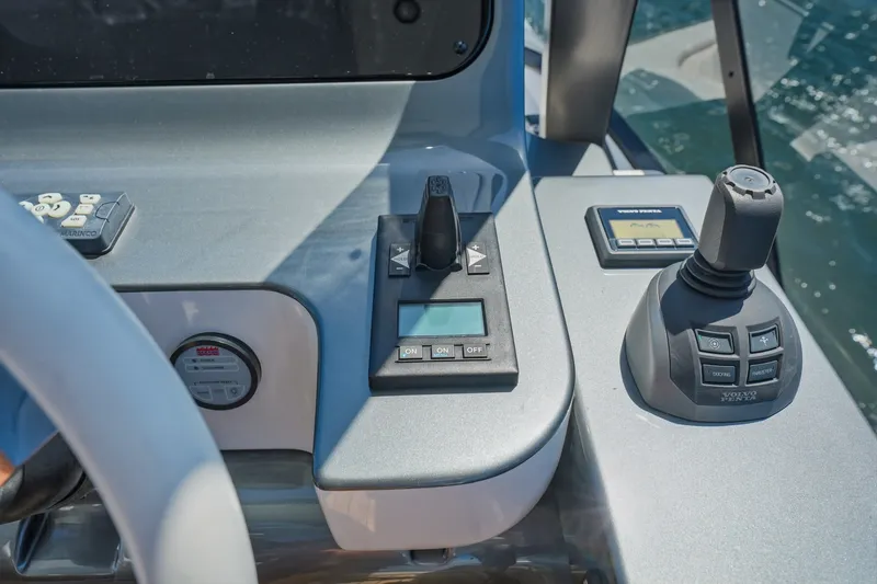 Slide: The Image of Azimut 68 FLY 2025 - 115