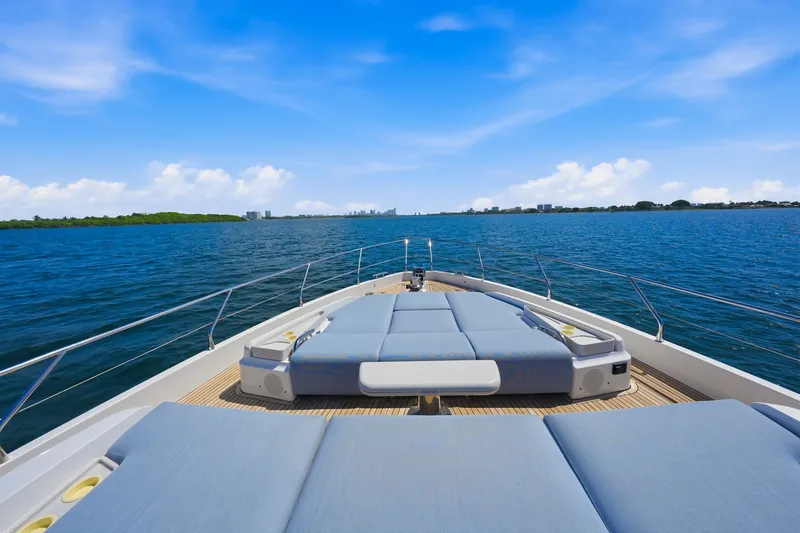 Slide: The Image of Azimut 68 FLY 2025 - 85