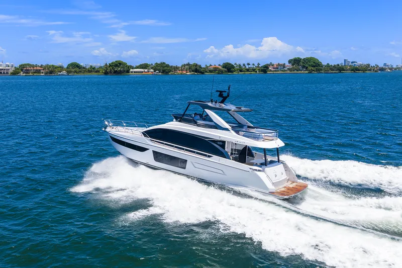 Slide: The Image of Azimut 68 FLY 2025 - 20