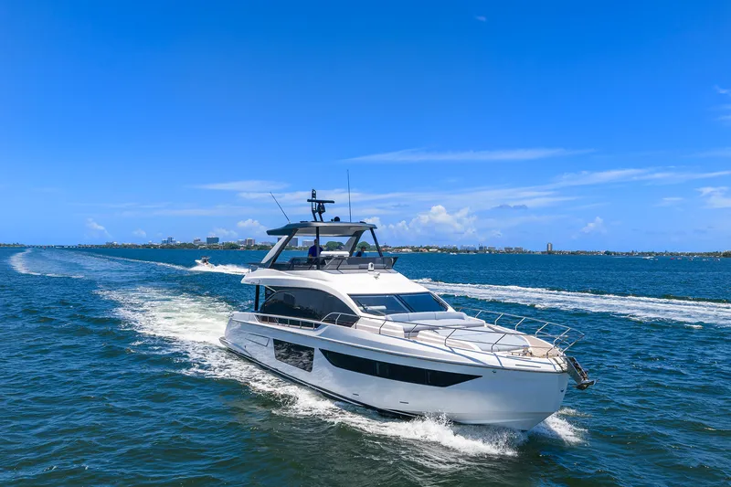 Slide: The Image of Azimut 68 FLY 2025 - 32