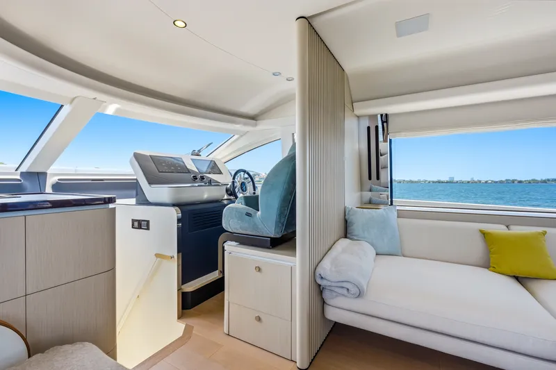 Slide: The Image of Azimut 68 FLY 2025 - 158