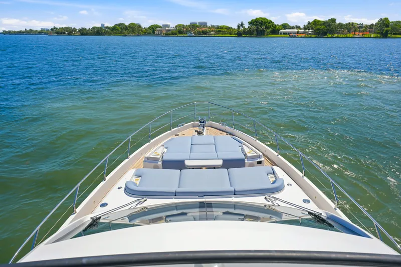 Slide: The Image of Azimut 68 FLY 2025 - 117