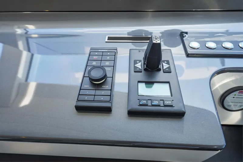 Slide: The Image of Azimut 68 FLY 2025 - 165