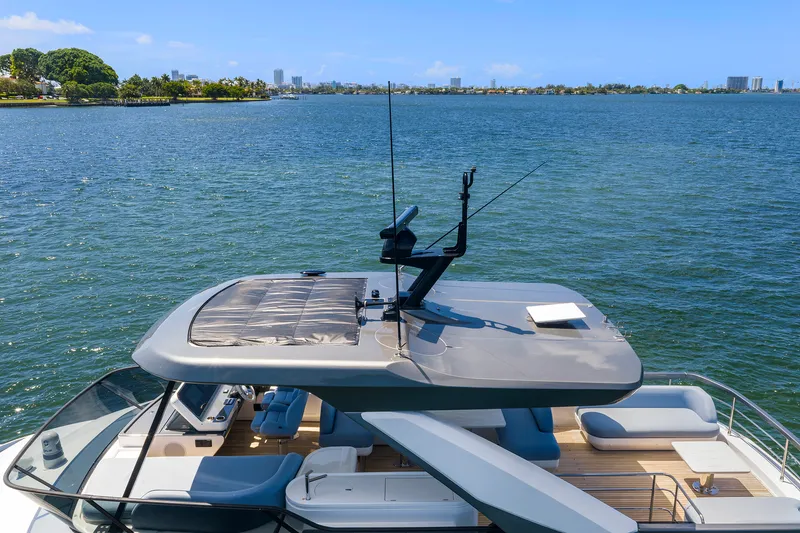 Slide: The Image of Azimut 68 FLY 2025 - 43