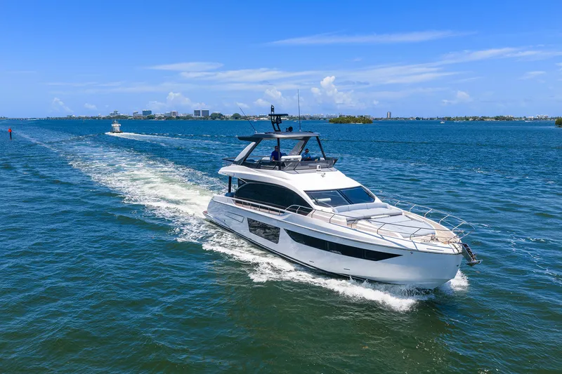 Slide: The Image of Azimut 68 FLY 2025 - 28