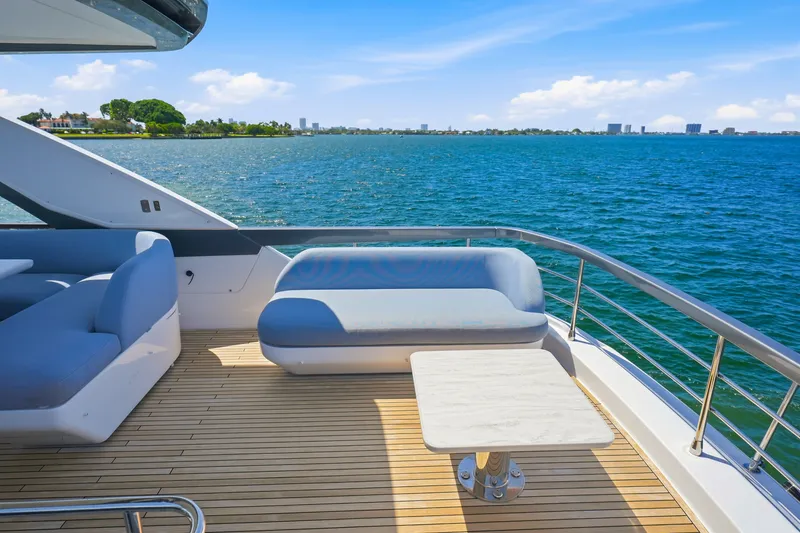 Slide: The Image of Azimut 68 FLY 2025 - 122