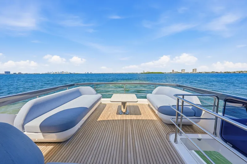 Slide: The Image of Azimut 68 FLY 2025 - 96
