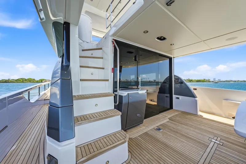 Slide: The Image of Azimut 68 FLY 2025 - 100