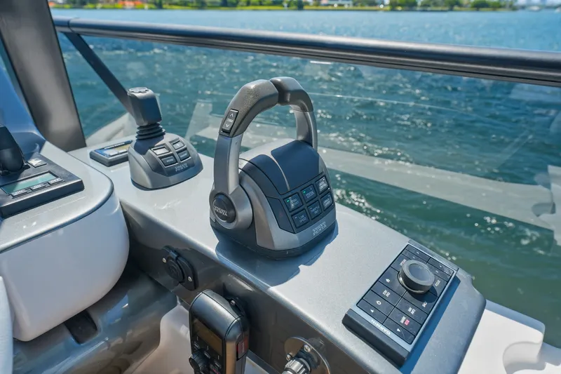 Slide: The Image of Azimut 68 FLY 2025 - 113