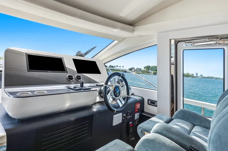 Slide: The Image of Azimut 68 FLY 2025 - 160