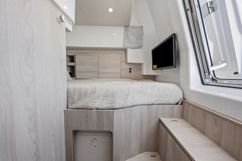 Slide: The Image of Azimut 68 FLY 2025 - 136