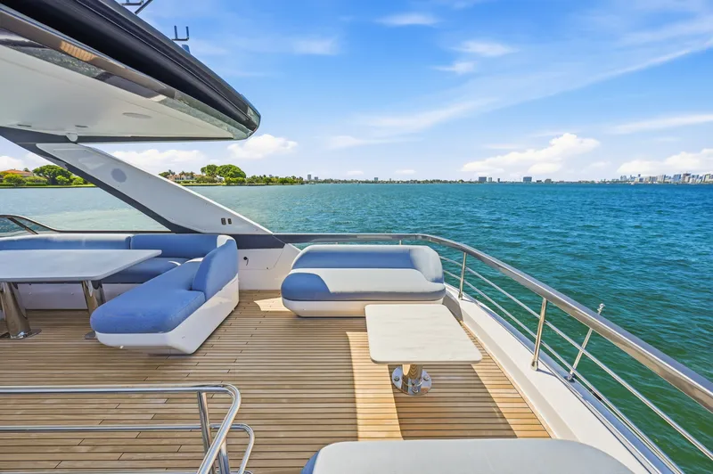 Slide: The Image of Azimut 68 FLY 2025 - 123