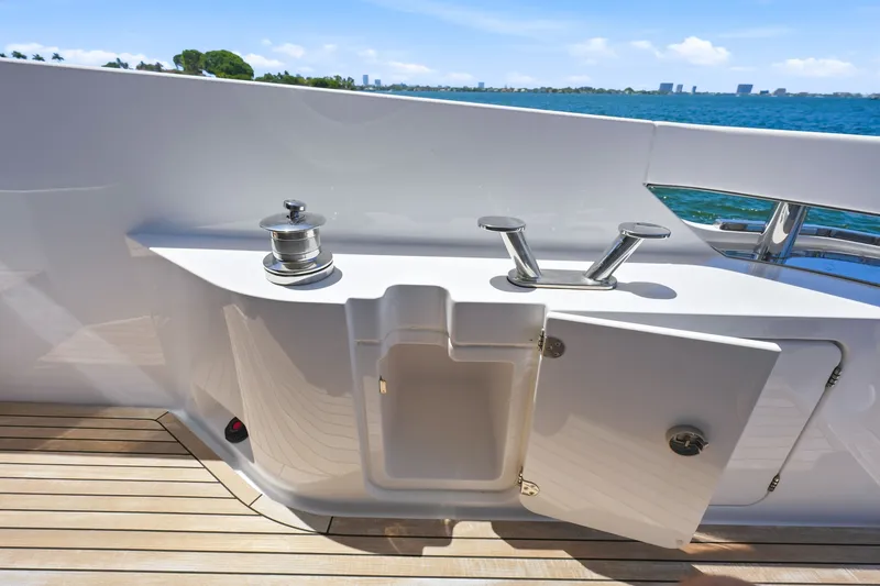 Slide: The Image of Azimut 68 FLY 2025 - 144