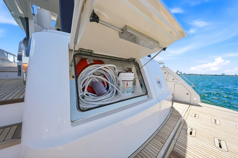 Slide: The Image of Azimut 68 FLY 2025 - 98
