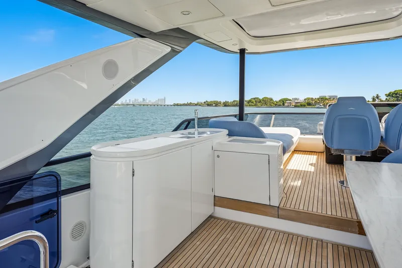 Slide: The Image of Azimut 68 FLY 2025 - 104