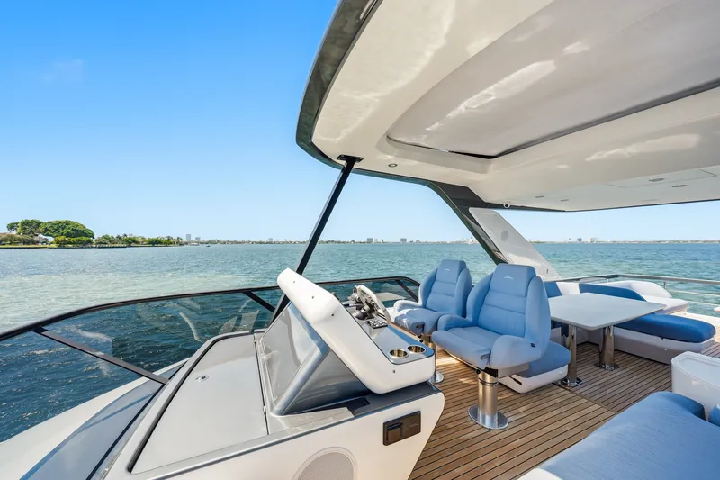 Slide: The Image of Azimut 68 FLY 2025 - 124