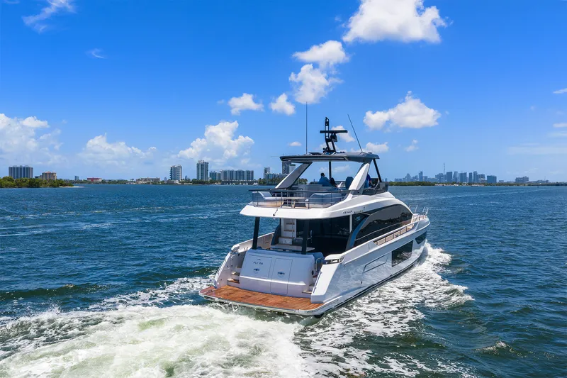 Slide: The Image of Azimut 68 FLY 2025 - 34