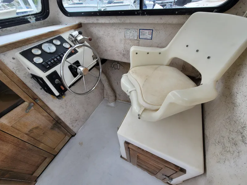 Slide: The Image of 1989 C-Hawk 29 boat helm with steering wheel and captain's chair. - 8