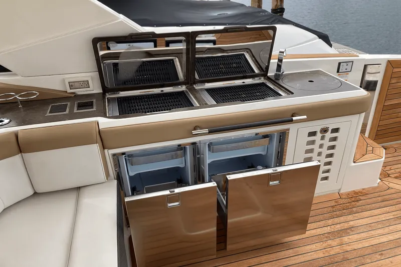 Slide: The Image of Sea Ray 400 SLX 2019 - 10