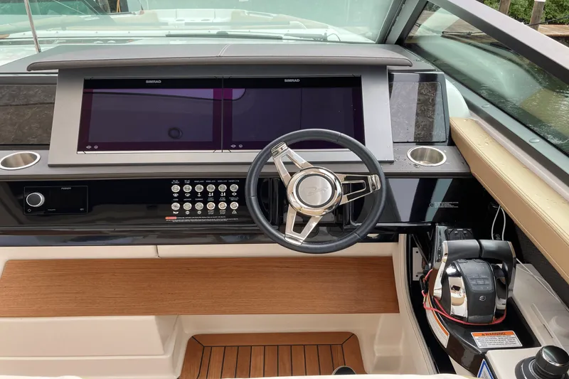 Slide: The Image of Sea Ray 400 SLX 2019 - 15