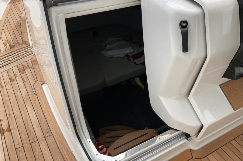 Slide: The Image of Sea Ray 400 SLX 2019 - 17