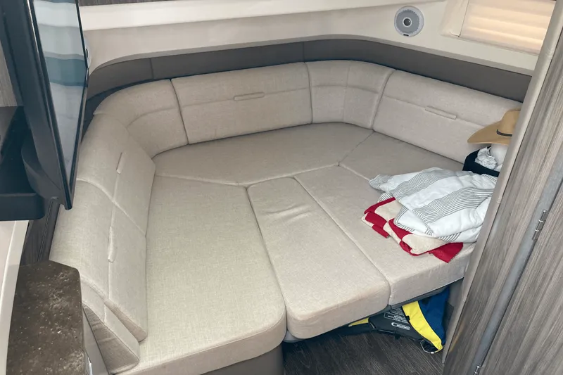 Slide: The Image of Sea Ray 400 SLX 2019 - 18