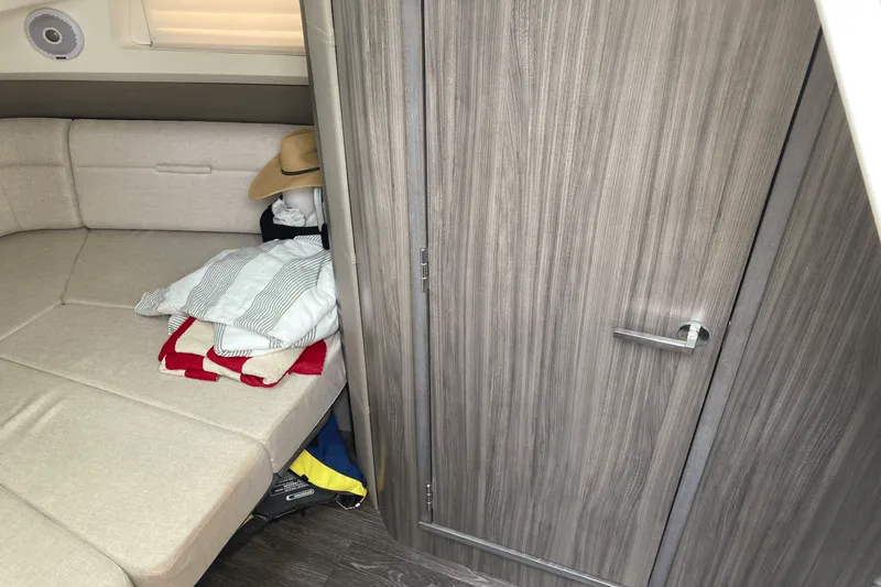 Slide: The Image of Sea Ray 400 SLX 2019 - 19