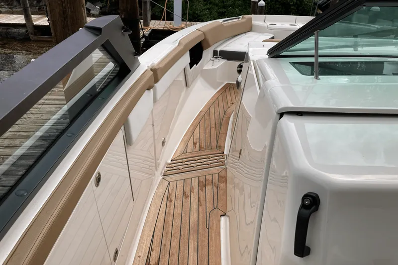 Slide: The Image of Sea Ray 400 SLX 2019 - 25