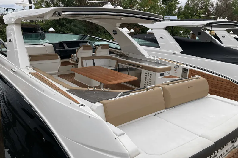 Slide: The Image of Sea Ray 400 SLX 2019 - 3