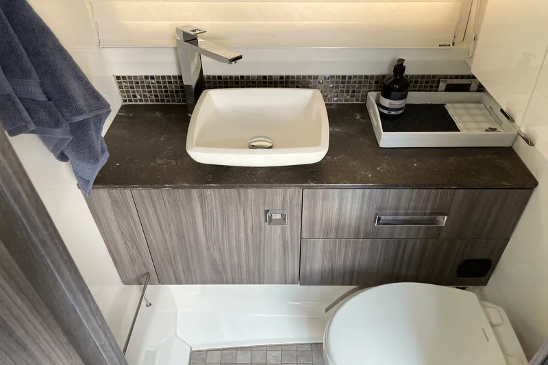 Slide: The Image of Sea Ray 400 SLX 2019 - 37