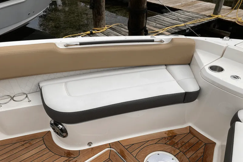 Slide: The Image of Sea Ray 400 SLX 2019 - 44