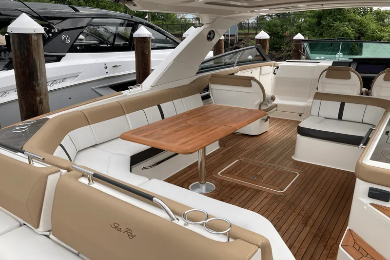 Slide: The Image of Sea Ray 400 SLX 2019 - 7