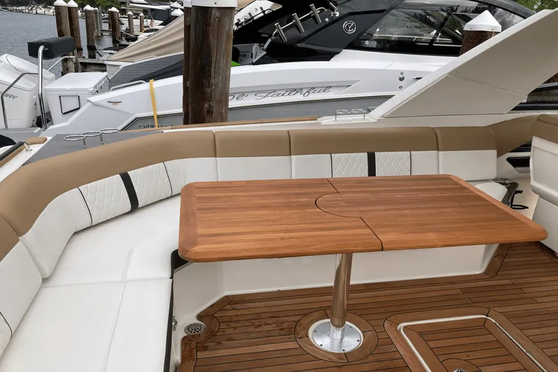 Slide: The Image of Sea Ray 400 SLX 2019 - 8