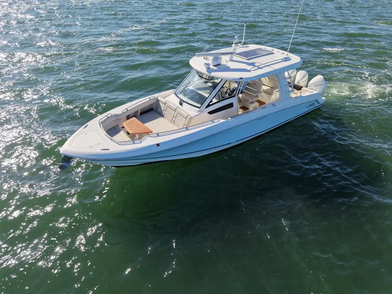 Slide: The Image of Boston Whaler 320 Vantage 2024 - 64