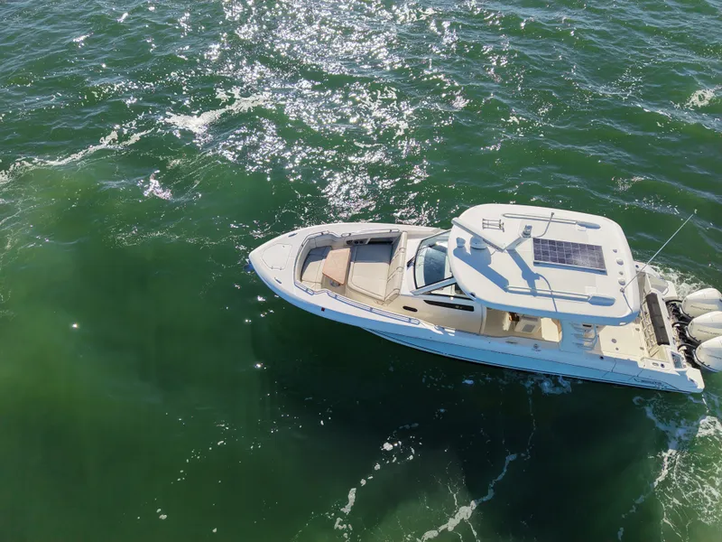Slide: The Image of Boston Whaler 320 Vantage 2024 - 85