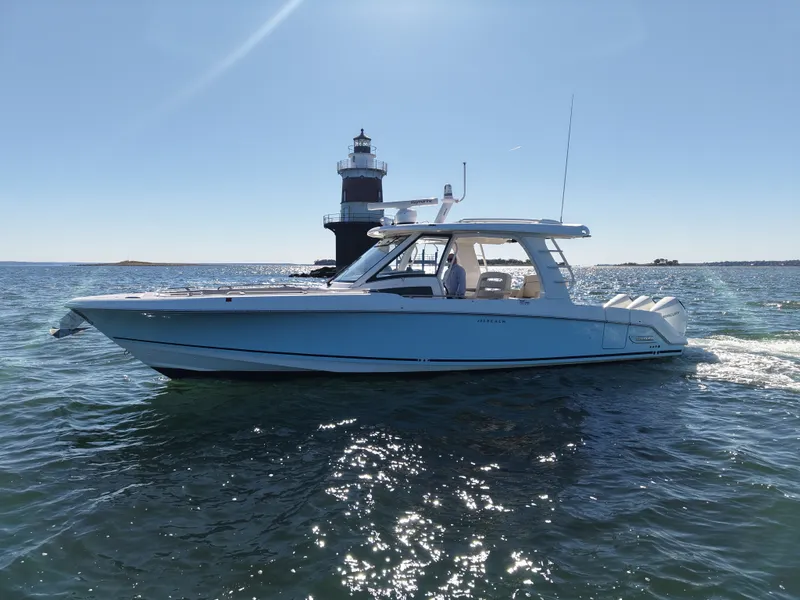 Slide: The Image of Boston Whaler 320 Vantage 2024 - 69