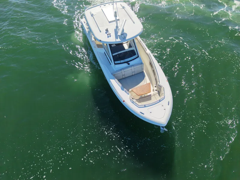 Slide: The Image of Boston Whaler 320 Vantage 2024 - 75