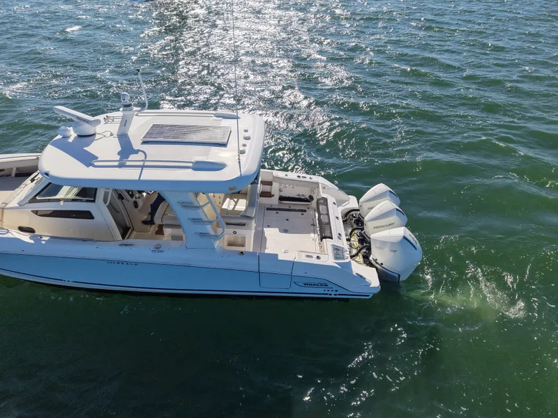 Slide: The Image of Boston Whaler 320 Vantage 2024 - 60