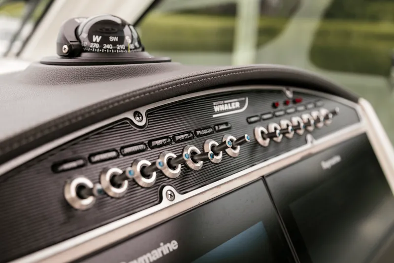 Slide: The Image of Boston Whaler 320 Vantage 2024 - 61