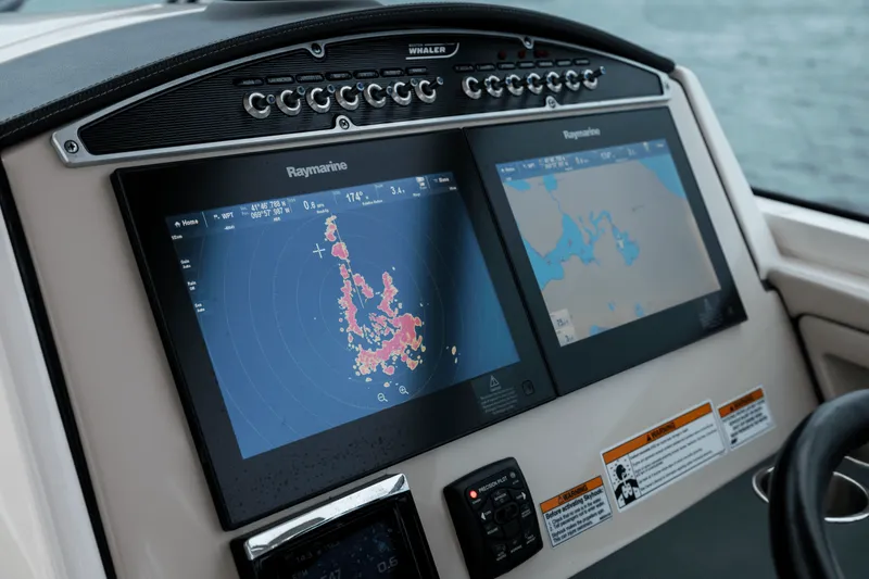 Slide: The Image of Boston Whaler 320 Vantage 2024 - 49