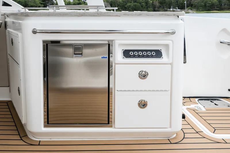 Slide: The Image of Boston Whaler 320 Vantage 2024 - 44